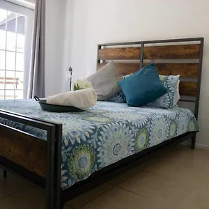 Mi Casa Es Tu Casa, Airport Apartment